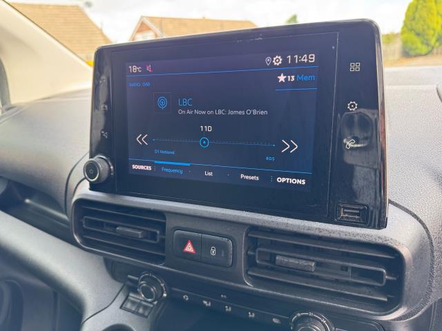 2022 Peugeot Partner 850 1.5 Bluehdi 100 Professional Premium Crew Van (NV71WXA) Image 23