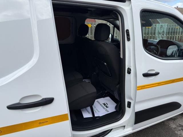 2022 Peugeot Partner 850 1.5 Bluehdi 100 Professional Premium Crew Van (NV71WXA) Image 45