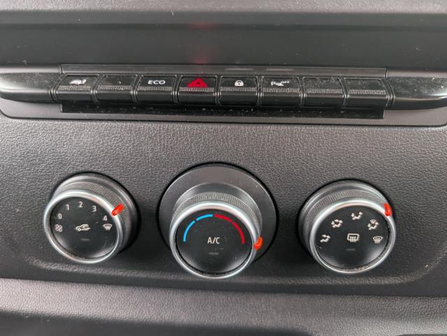 2022 Renault Master Lm35dci 135 Business+ Medium Roof Van (NV72FVR) Image 22