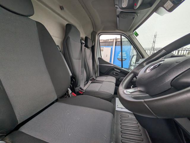 2022 Renault Master Lm35dci 135 Business+ Medium Roof Van (NV72FVR) Image 14