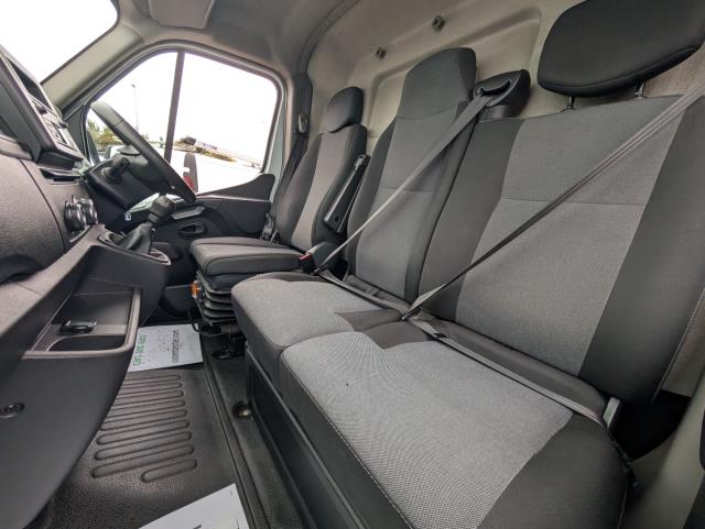 2022 Renault Master Lm35dci 135 Business+ Medium Roof Van (NV72FVR) Image 13