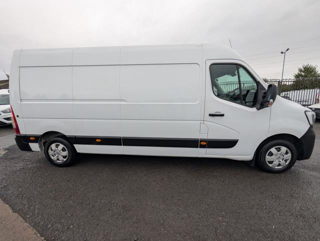 2022 Renault Master Lm35dci 135 Business+ Medium Roof Van (NV72FVR) Image 12