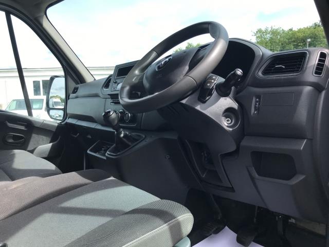 2022 Renault Master Lm35dci 135 Business+ Medium Roof Van (NV72HXS) Image 17