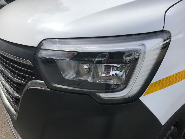 2022 Renault Master Lm35dci 135 Business+ Medium Roof Van (NV72HXS) Image 15