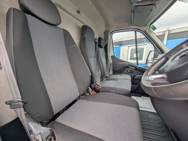 2022 Renault Master Lm35dci 135 Business+ Medium Roof Van (NV72HZM) Image 17