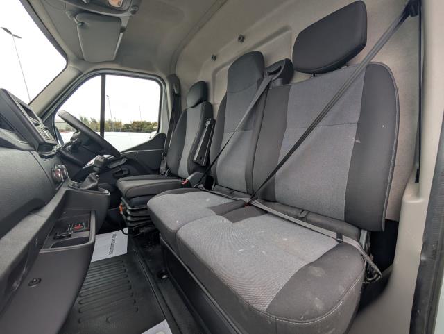 2022 Renault Master Lm35dci 135 Business+ Medium Roof Van (NV72HZM) Image 16