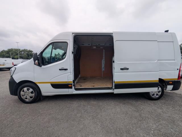 2022 Renault Master Lm35dci 135 Business+ Medium Roof Van (NV72HZM) Image 6
