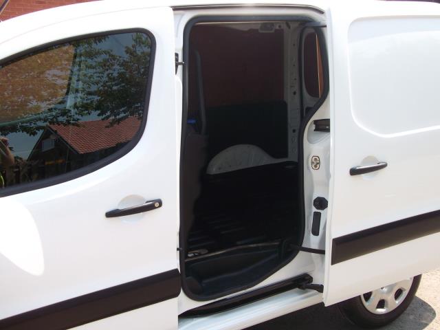 2018 Peugeot Partner 850 1.6 Bluehdi 100 Professional Van [Non Ss] Euro 6 *70 MPH SPEED RESTRICTED (NY18APF) Image 39