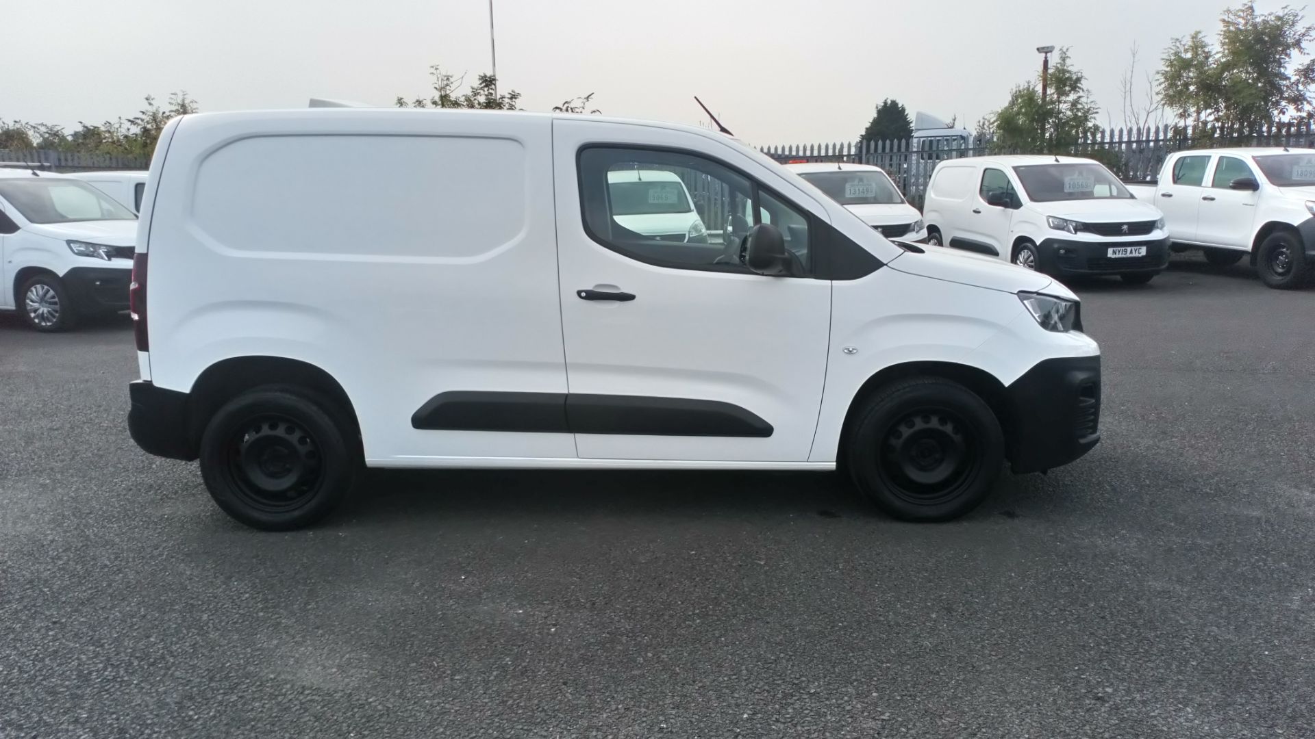 2019 Peugeot Partner 1000 1.5 Bluehdi 100 Professional Van (NY19VWM) Thumbnail 8