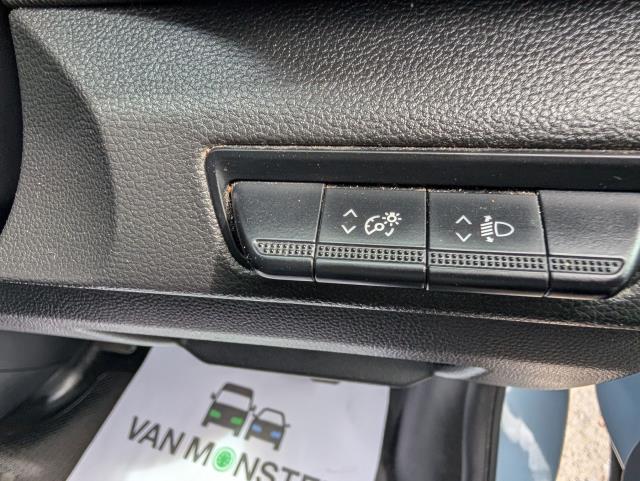 2022 Renault Trafic Sl28 Blue Dci 150 Business Van - Full Service History | Reliable | Something Different  (SB22UWO) Image 18