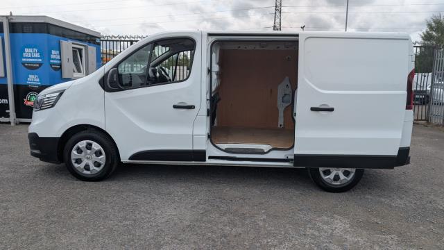 2023 Renault Trafic Sl28 Blue Dci 130 Business+ Van (WM23SCX) Image 6