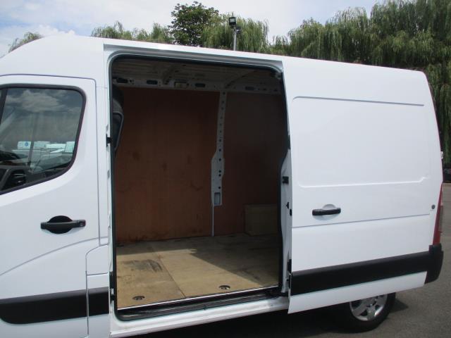 2022 Renault Master Mm35dci 135 Business+ Medium Roof Van (WM72APX) Image 27