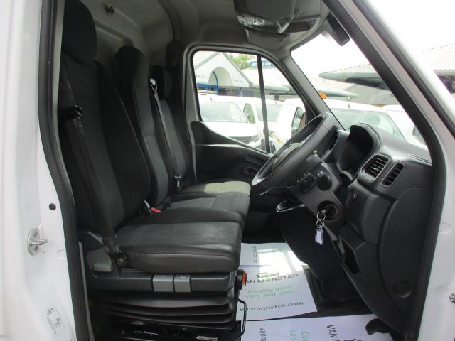 2022 Renault Master Mm35dci 135 Business+ Medium Roof Van (WM72APX) Image 12