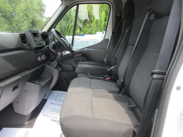2022 Renault Master Mm35dci 135 Business+ Medium Roof Van (WM72APX) Image 26