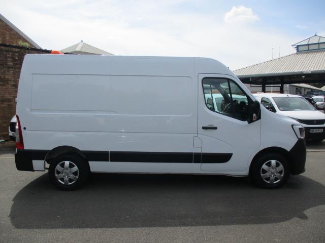 2022 Renault Master Mm35dci 135 Business+ Medium Roof Van (WM72APX) Image 3