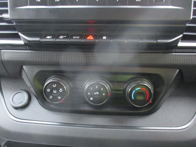 2022 Renault Trafic Sl30 Blue Dci 130 Business Van (YK72ZVH) Image 26