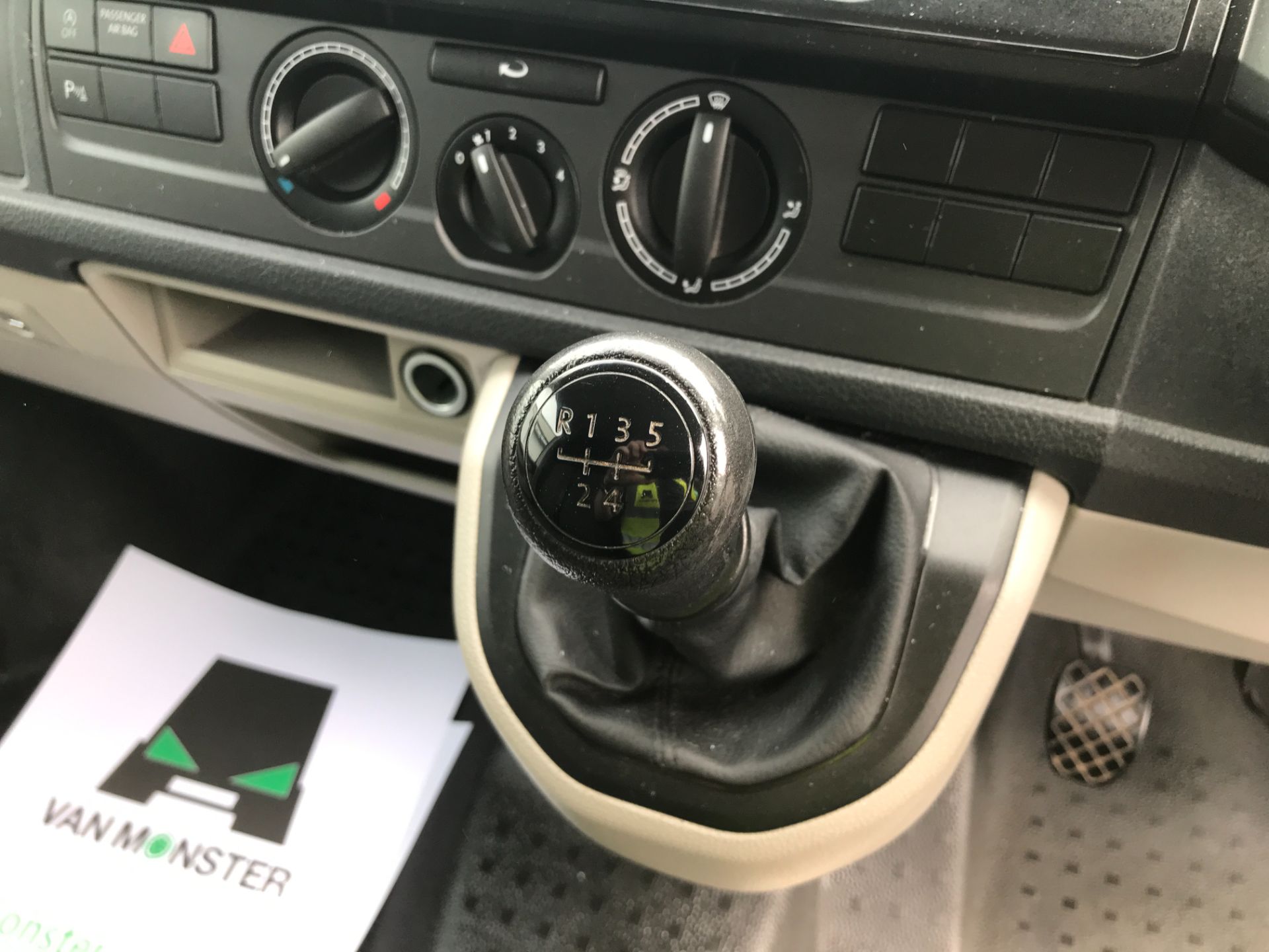 2018 Volkswagen Transporter  T30 LWB DIESEL 2.0TDI BMT 102PS STARTLINE EURO 6 (GC18CVG) Image 13